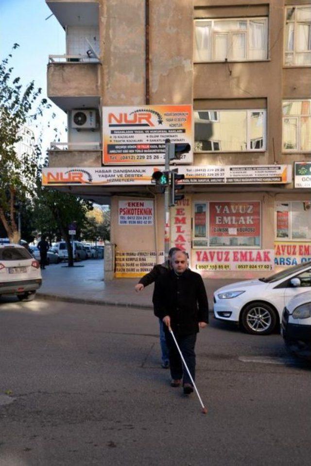 Diyarbakır'da Trafik Işıklarındaki Çift Dilli Sesli Uyarı, Engellileri Memnun Etti