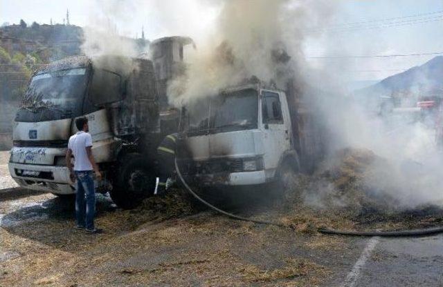 Karabük'te Saman Yüklü Kamyon Ve Vinç Yandı