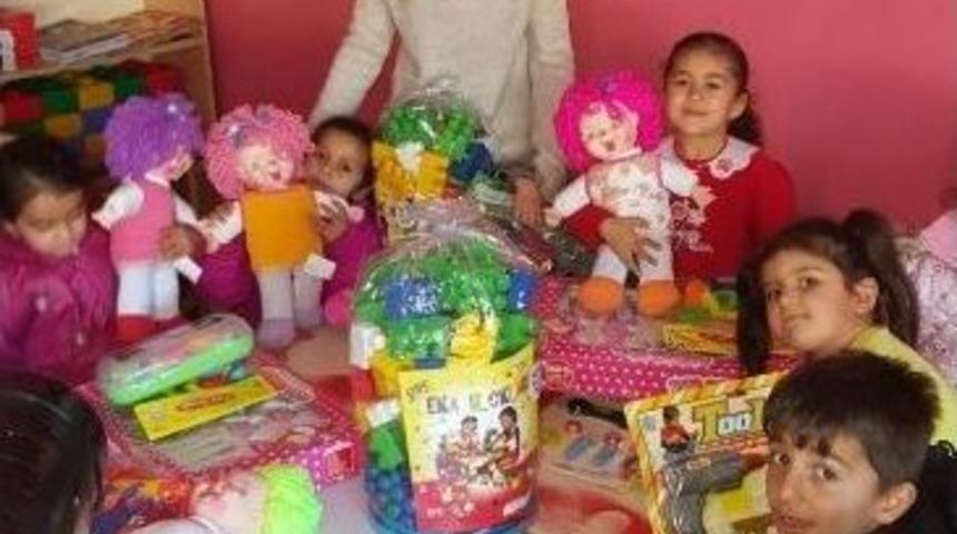 Başkan &Ccedil;etin&rsquo;den Şırnaklı Miniklere Hediye