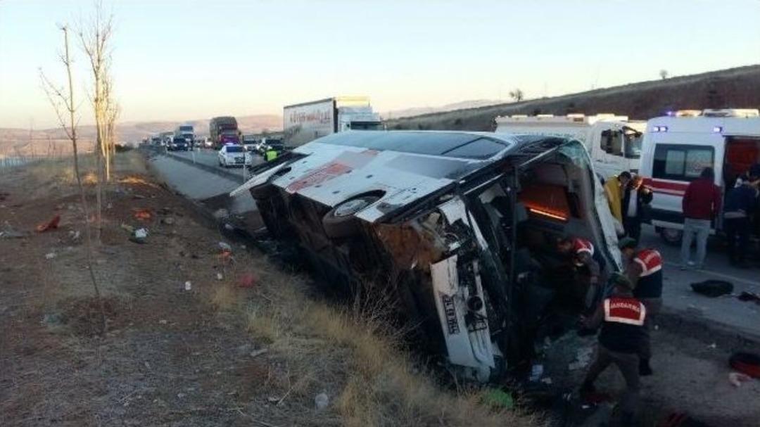 Afyonkarahisar&rsquo;da Otob&uuml;s Kazası: 2&rsquo;si Ağır, 35 Yaralı (2)