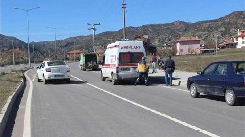 Otomobille &Ccedil;arpışan Motosikletin S&uuml;r&uuml;c&uuml;s&uuml; Yaralandı