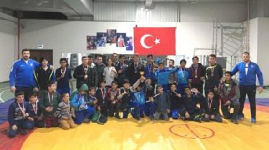 Altınova G&uuml;reşe Damga Vuruyor