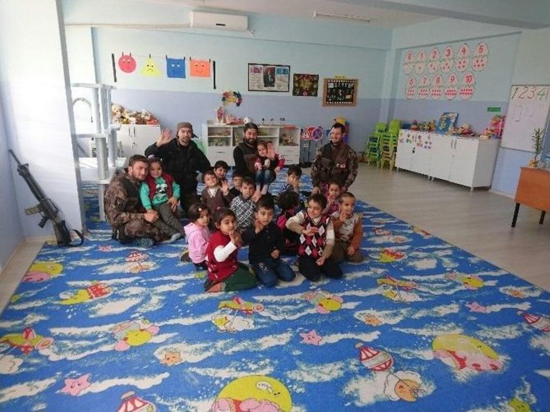 &Ouml;zel Harekat Polislerinden &Ouml;ğrencilere Kırtasiye Yardımı