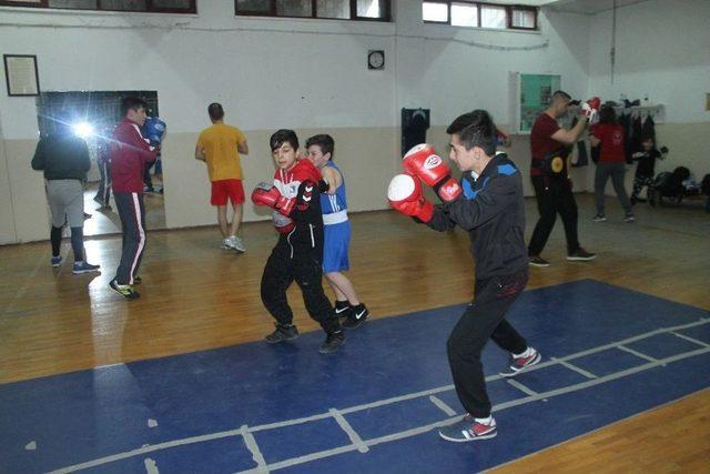 Geleceğin Milli Boksörlerini Yetiştiriyor