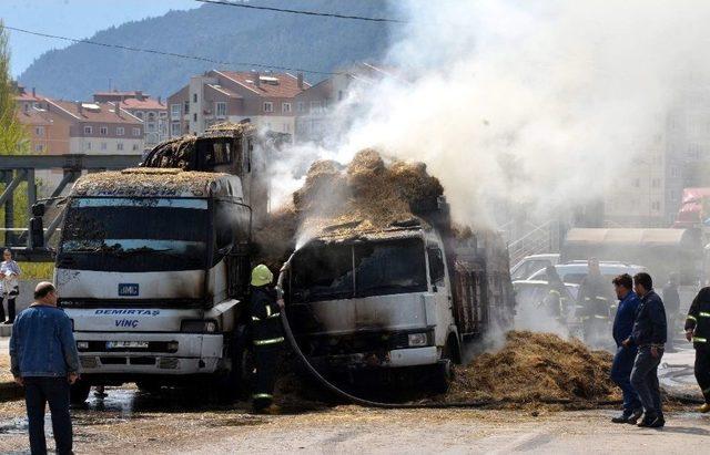 Saman Yüklü Kamyon Alev Topuna Döndü