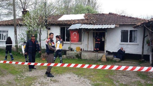 Yaşlı Kadın Sobayı Yakmaya Çalışırken Yanarak Hayatını Kaybetti