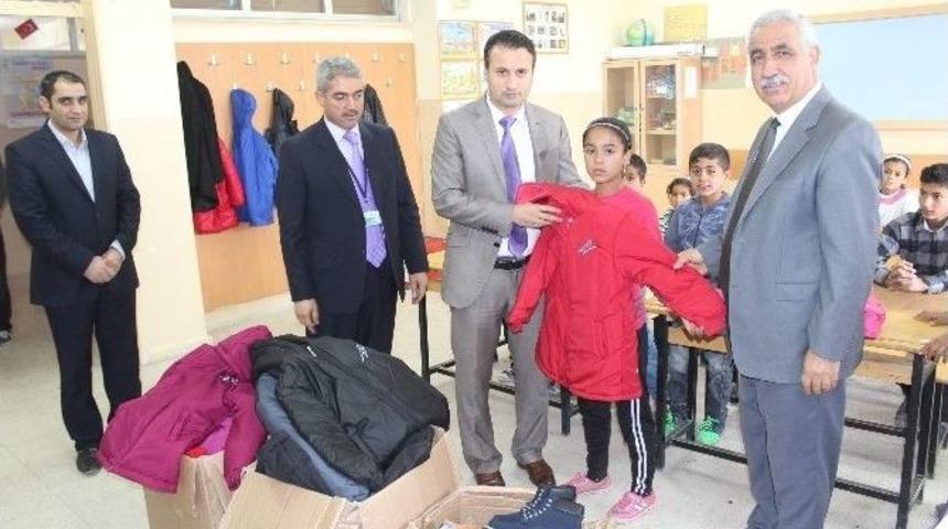Suriyeli &Ouml;ğrencilere Giyim Yardımı Yapıldı