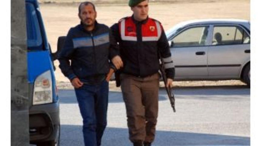 Şakalaştığı İki Arkadaşını Bı&ccedil;aklayarak Komaya Soktu