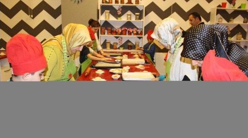 Aileler &Ccedil;ınar At&ouml;lyesinde