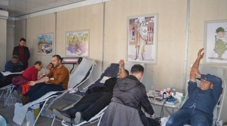 Gen&ccedil;li Vatandaşlardan Kan Bağışına Yoğun İlgi