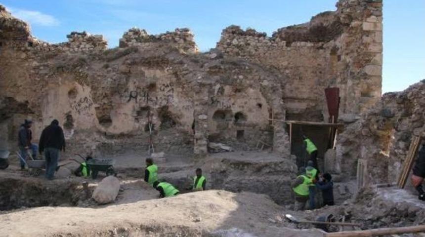 Kızıl Kilise'deki Kazılarda 165 Yıllık Kitabe Bulundu