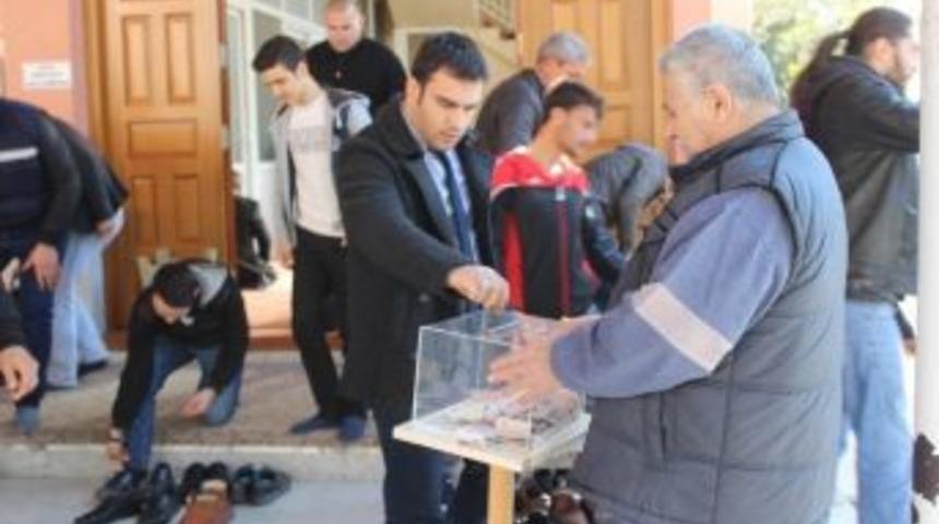 Cuma Namazı Sonrası Halep&rsquo;teki Savaş Mağdurları İ&ccedil;in Yardım Toplandı