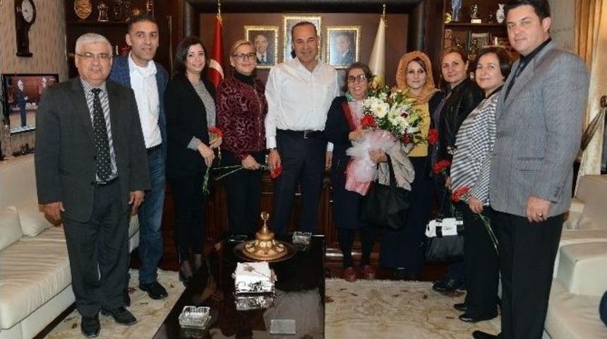 Başkan S&ouml;zl&uuml;&rsquo;den Kadın Muhtarlara &Ccedil;i&ccedil;ekli Kutlama