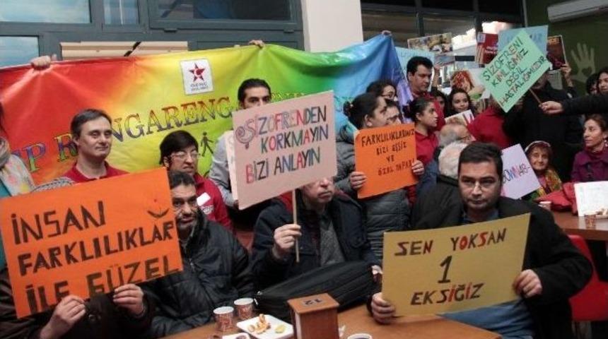 &Ccedil;engel Kafeli Gen&ccedil;ler &lsquo;biz Hep Rengarenk&rsquo; Dedi