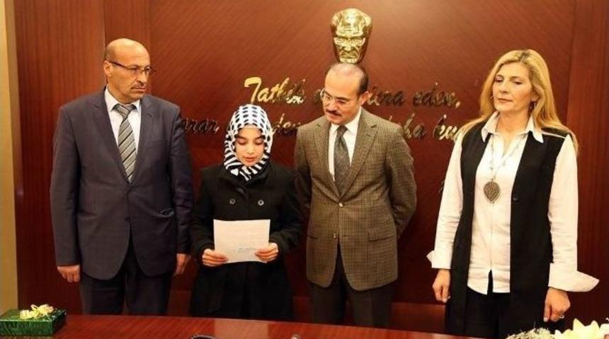 İnsan Hakları G&uuml;n&uuml; Nedeniyle D&uuml;zenlenen Yarışmada Dereceye Giren &Ouml;ğrenciler &Ouml;d&uuml;llerini Aldı