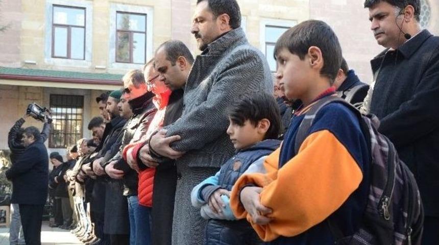 Halep&rsquo;de &Ouml;lenler İ&ccedil;in Gıyabi Cenaze Namazı Kılındı