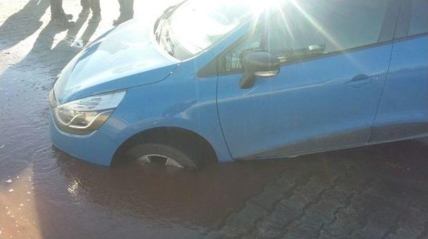 Park Halindeki Otomobil Yer Yarıldı İ&ccedil;ine Girdi