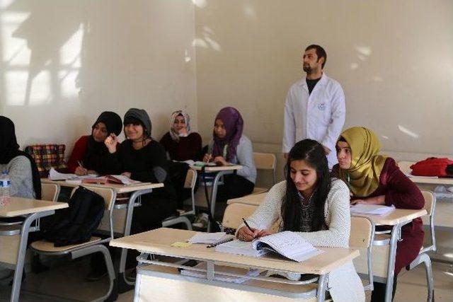 Haliliye Belediyesinin Etüt Merkezine Yoğun İlgi