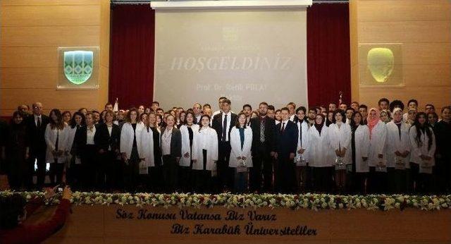 Kb&uuml;&rsquo;de 64 Tıp &Ouml;ğrencisi Beyaz &Ouml;nl&uuml;ğ&uuml; Giydi 1