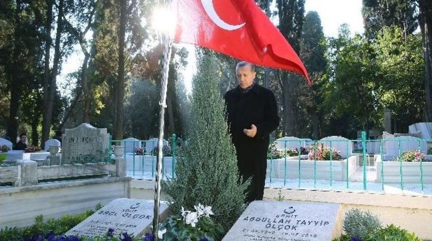 (özel Haber) Cumhurbaşkanı Erdoğan Anne Ve Babasının Kabrini Ziyaret Etti