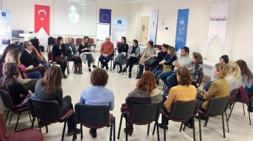 Ga&uuml;n&rsquo;l&uuml; Kadın Akademisyenler, Kadına Şiddeti Sonlandırmak İ&ccedil;in Başlatılan Kampanyada Buluştu