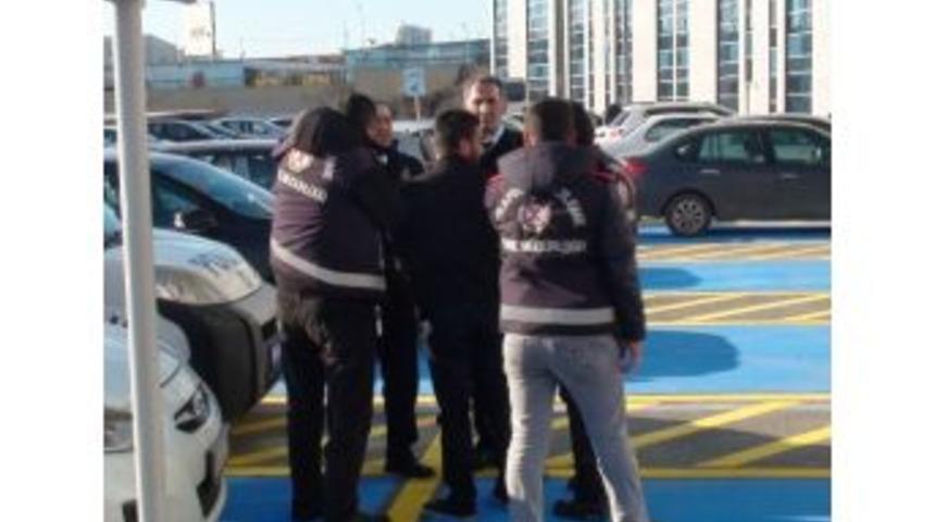 Trafikte Ter&ouml;r Estiren Gen&ccedil; Yakalandı