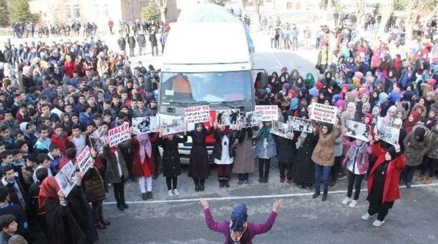 &Ccedil;orumlu &Ouml;ğrencilerden Halep&rsquo;e 1 Tır Dolusu Yardım