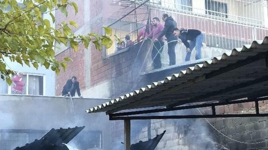 Aydın&rsquo;da Apartman Sakinleri Yangını Hortumlarla S&ouml;nd&uuml;rd&uuml;