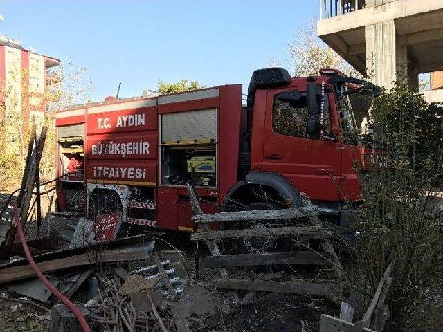 Aydın’da Apartman Sakinleri Yangını Hortumlarla Söndürdü 1