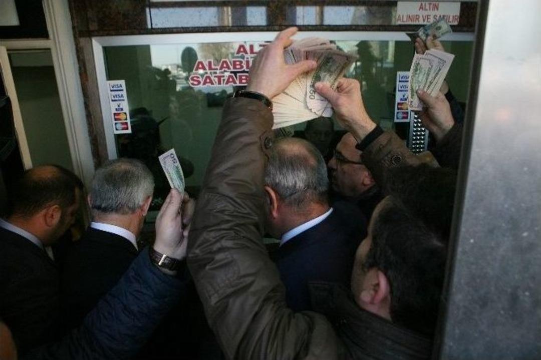 Kağıthane Esnafı Dolarları T&uuml;rk Lirasına &Ccedil;evirdi