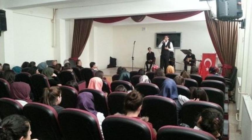 &Ouml;ğrenciler Şiirle Moral Buldu