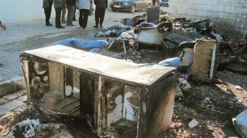 Evde &Ccedil;ıkan Yangında Eşyalar K&uuml;l Oldu