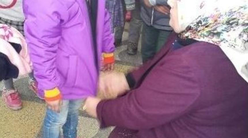 Ak Parti Adıyaman Kadın Kollarından &Ouml;ğrencilere Mont Yardımı