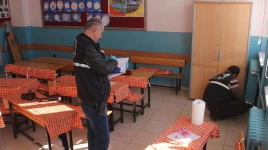 Sınıfta &Uuml;zerine Dolap Devrilen 2'nci Sınıf &Ouml;ğrencisi Ağır Yaralandı