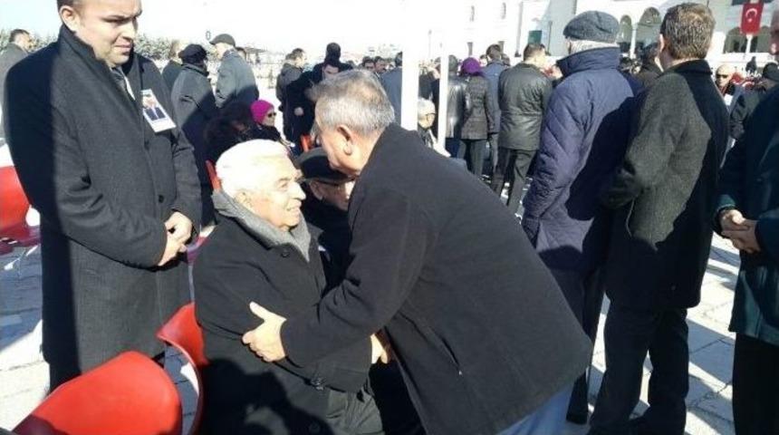 Aydınlılar İsmet Abi&rsquo;sini Son Yolculuğunda Yalnız Bırakmadı