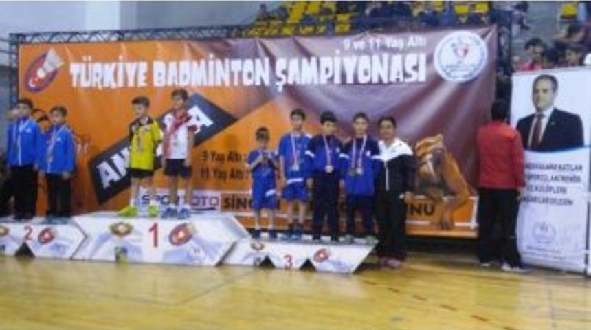 Badmintonda T&uuml;rkiye İkincisi Yunusemre&rsquo;den