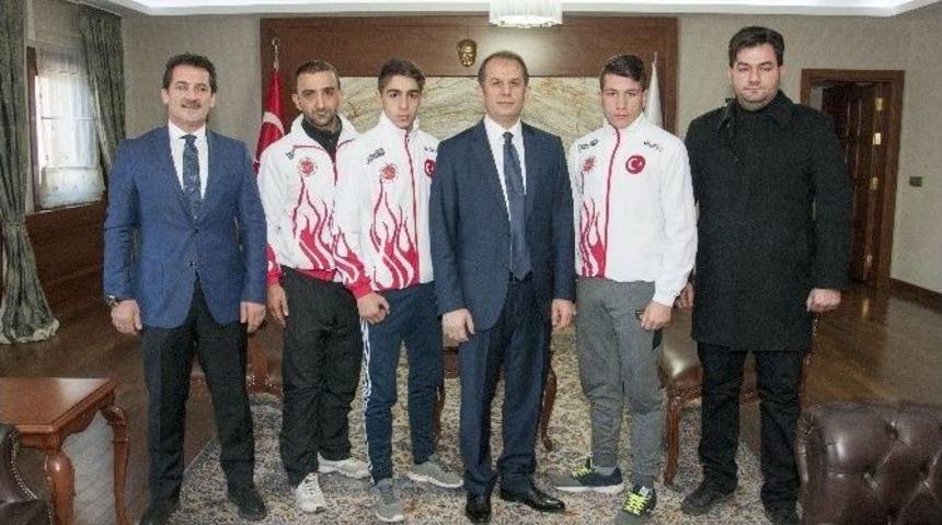 D&uuml;nya Şampiyonlarından Vali Taşyapan&rsquo;a Ziyaret