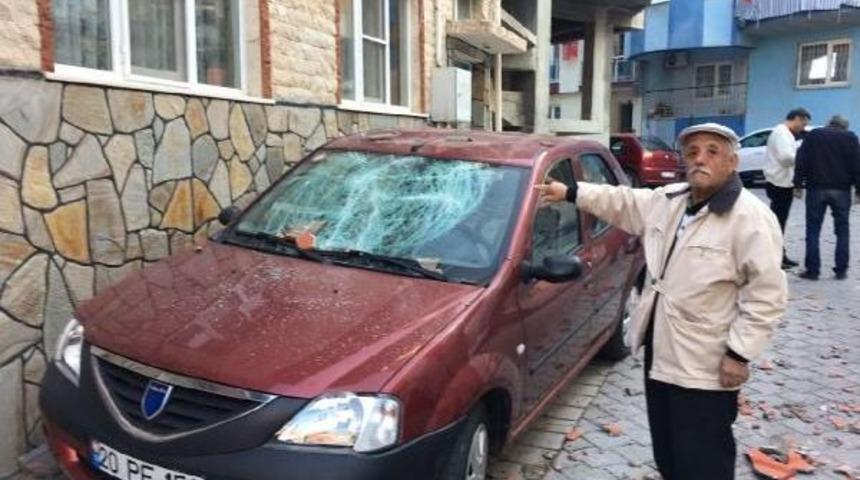 Cezaevinden Tahliye Oldu, Ne Bulduysa Sokağa Fırlattı