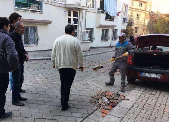 Cezaevinden Tahliye Oldu, Ne Bulduysa Sokağa Fırlattı