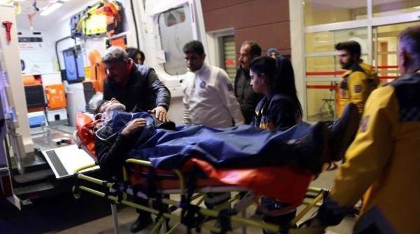 Adıyaman'da Iki Otomobil &Ccedil;arpıştı: 9 Yaralı