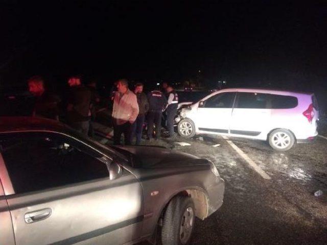Adıyaman da Iki Otomobil Çarpıştı: 9 Yaralı 3
