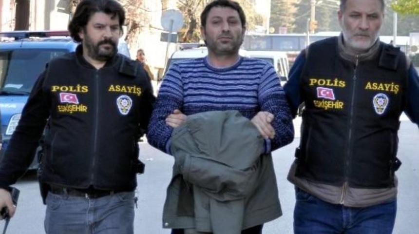 39 Yaşındaki Kadını Evinin &Ouml;n&uuml;nde Bı&ccedil;akladı, Tutuklandı