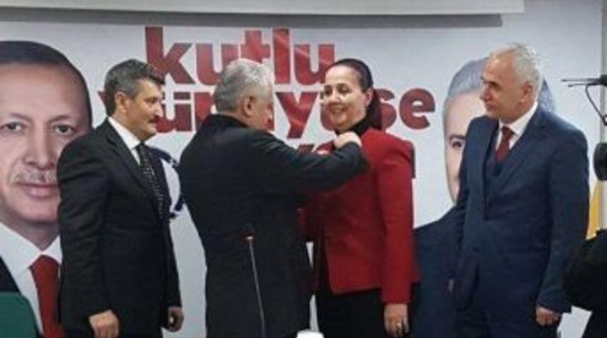 Ak Parti&rsquo;ye Ge&ccedil;en Saltukova Belediye Başkanı G&uuml;neş&rsquo;e Parti Rozetini Başbakan Taktı
