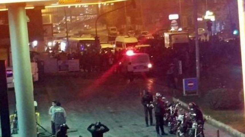 Otomobil Yayaya &Ccedil;arptı, Kızgın Vatandaşlar Yolu Kapadı: 1 Ağır Yaralı