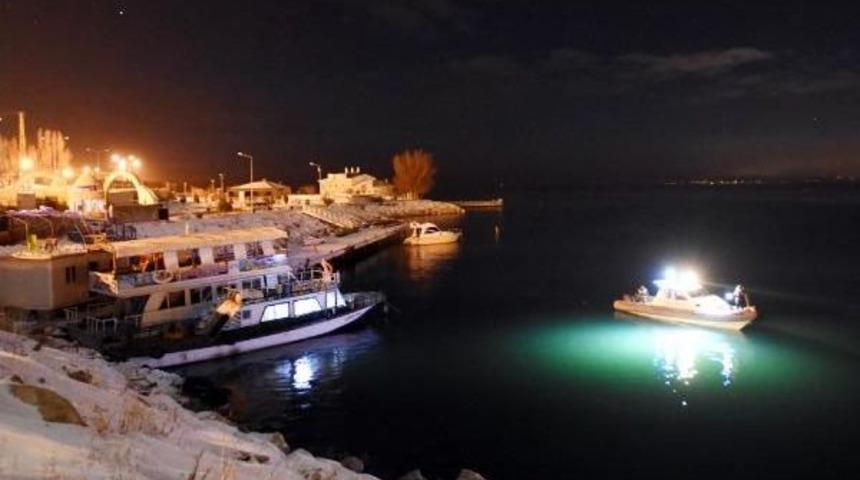 Van'da 't&uuml;rkiye Huzur' Uygulamasına Bin Polis Katıldı