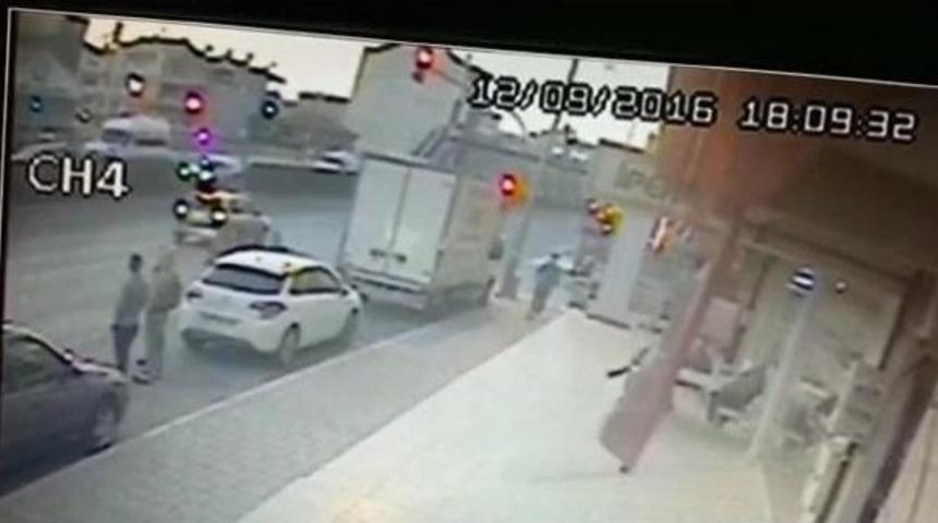 Otomobil Yayaya &Ccedil;arptı, Mahalleli Yolu Kapattı (2)