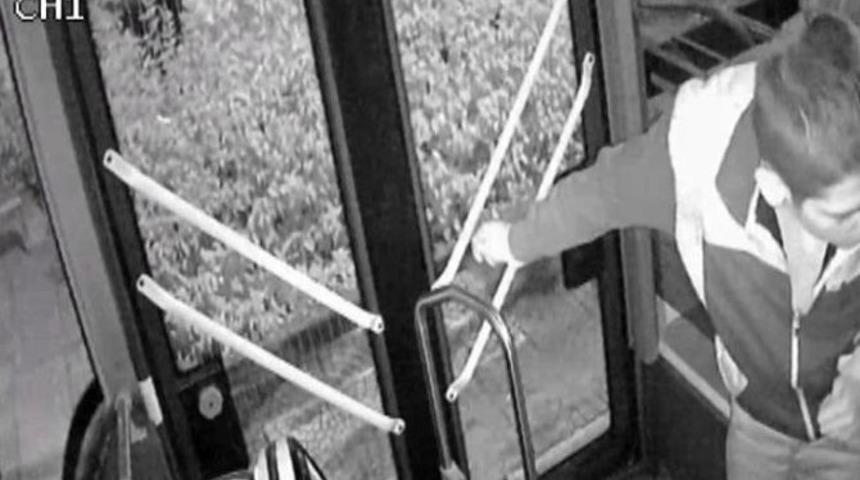 (&ouml;zel Haber) &Ouml;n Kapıdan İnemeyen Yolcu Otob&uuml;s Şof&ouml;r&uuml;ne Saldırdı