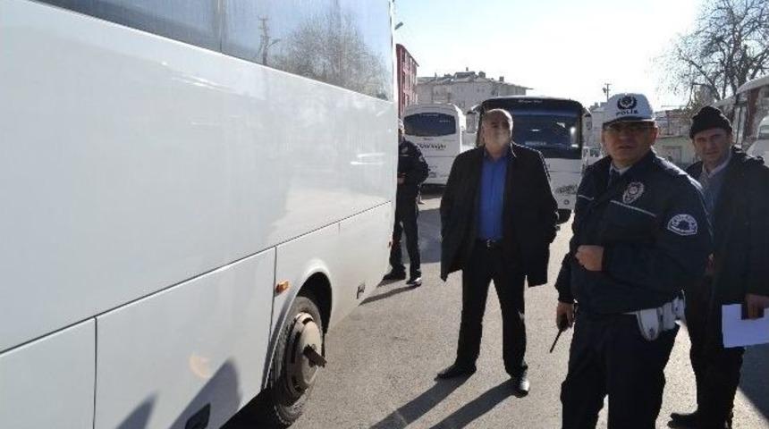 Trafik Polisleri &Ouml;ğrenci Servis Ara&ccedil;larının Kış Lastiklerini Denetledi