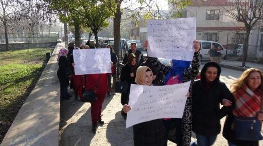 Protestocular, Uyuşturucu Bağımlılarını Sopa Ile Kovaladı