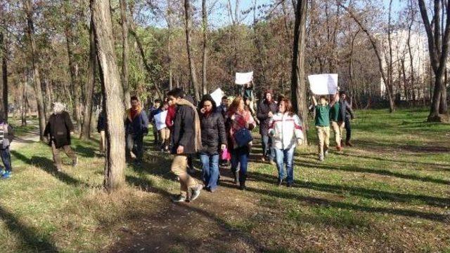 Protestocular, Uyuşturucu Bağımlılarını Sopa Ile Kovaladı